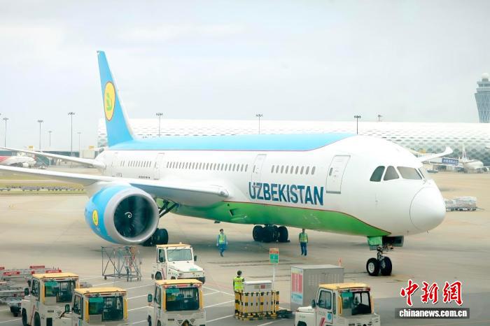 HY575次航班抵达深圳机场。曾辉 摄