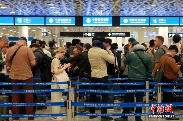 170余名外籍旅客免签入境。曾辉 摄