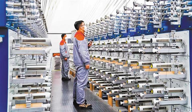 中国建材集团中复神鹰碳纤维生产车间，工人在检查导丝轮。（资料图片）