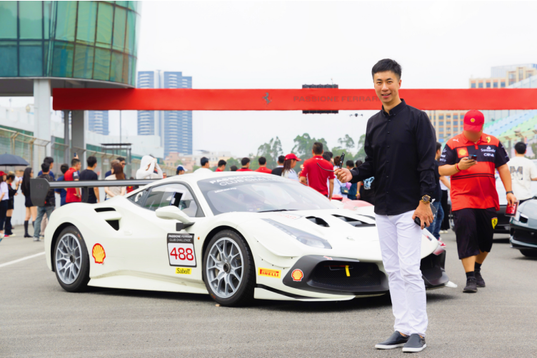 速度与旋律碰撞 歌手陈庆聪驾红马驰骋法拉利赛道