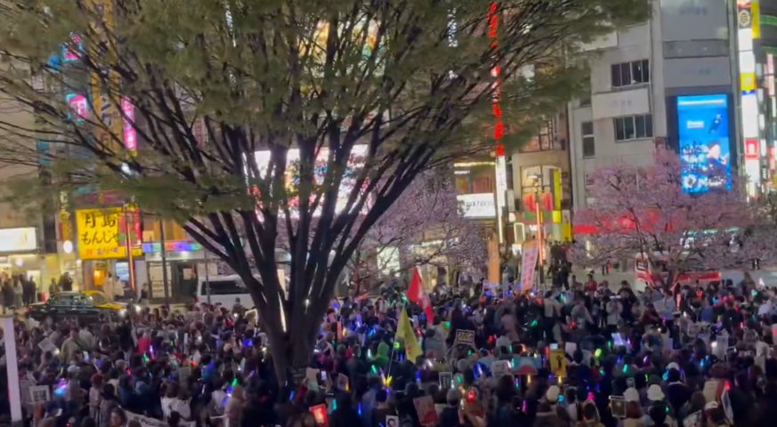 日本民众举行抗议集会：高市道歉！小泉道歉！中国对不起！【看世界·新闻早知道】