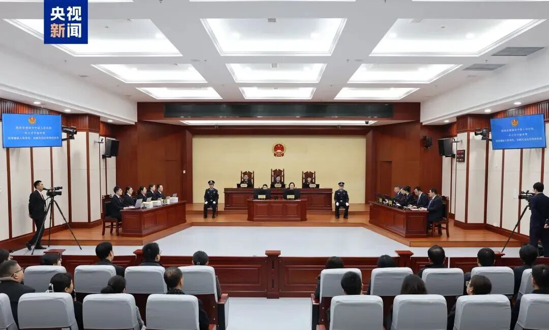 离大谱！一对初中文化兄弟，靠“金包钨”假黄金从4家银行骗走27亿，在海外狂买17套豪宅，逍遥多年才翻车！银行的风控这么水？