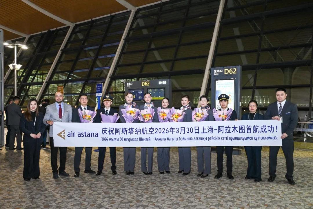 凌晨的浦东机场，上演“水门”最高礼仪！换季首日密集上新：两家外航首飞上海，东航也有新航线