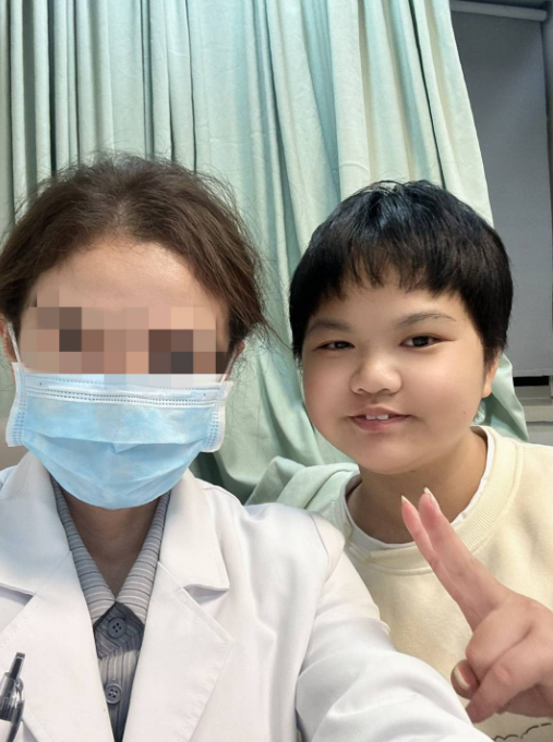 “地铁擦血”女孩病情暂稳，正考虑肾移植，因银行卡被冻结，50万元善款无法使用，只能靠身边朋友应急周转