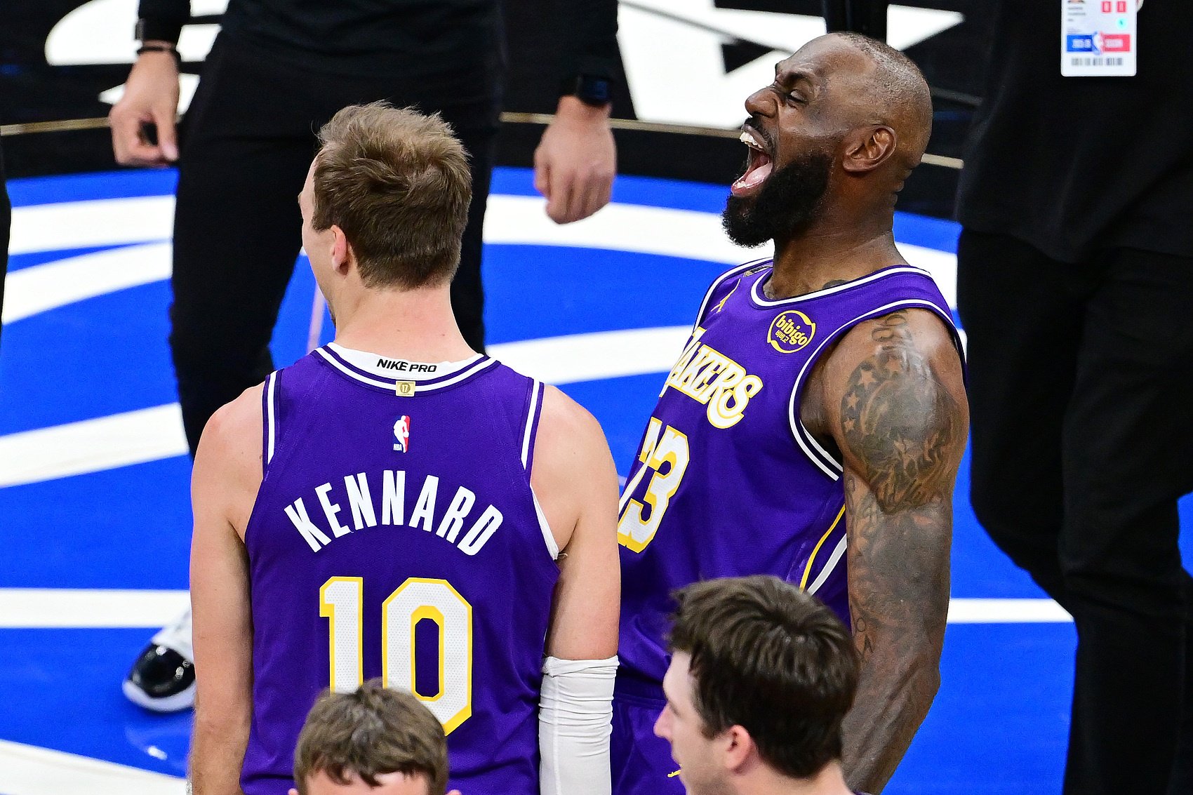 詹姆斯：海斯和艾顿合计13投全中外加14篮板 肯纳德再次投射精准