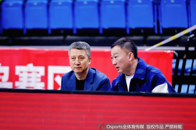 来考察谁？郭士强现场观战青岛对阵北控 在场边和刘维伟交流