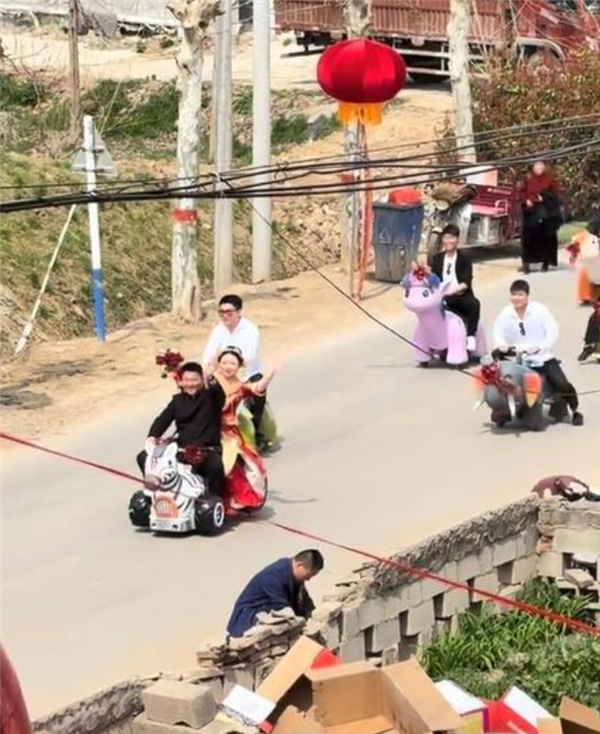 新人结婚用商场摇摇车当婚车 网友：留给豪车的时间不多了