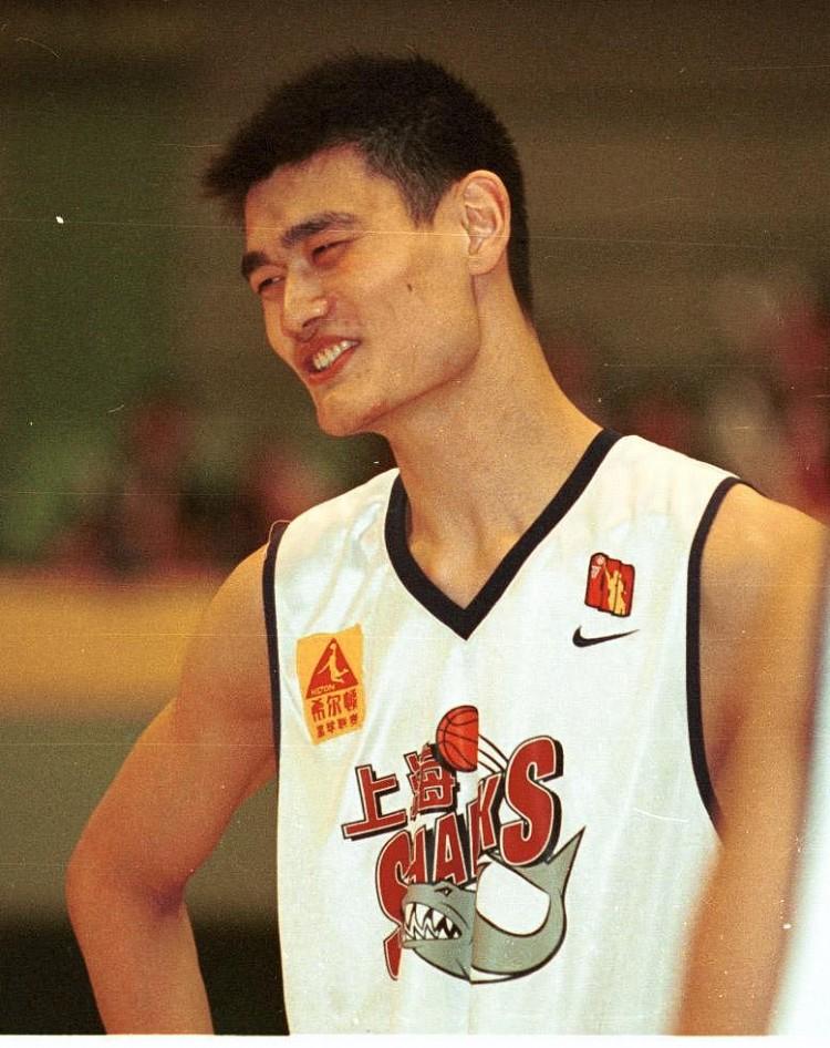 2002年的今天：姚明季后赛砍35分24板大号两双 率领上海击败吉林