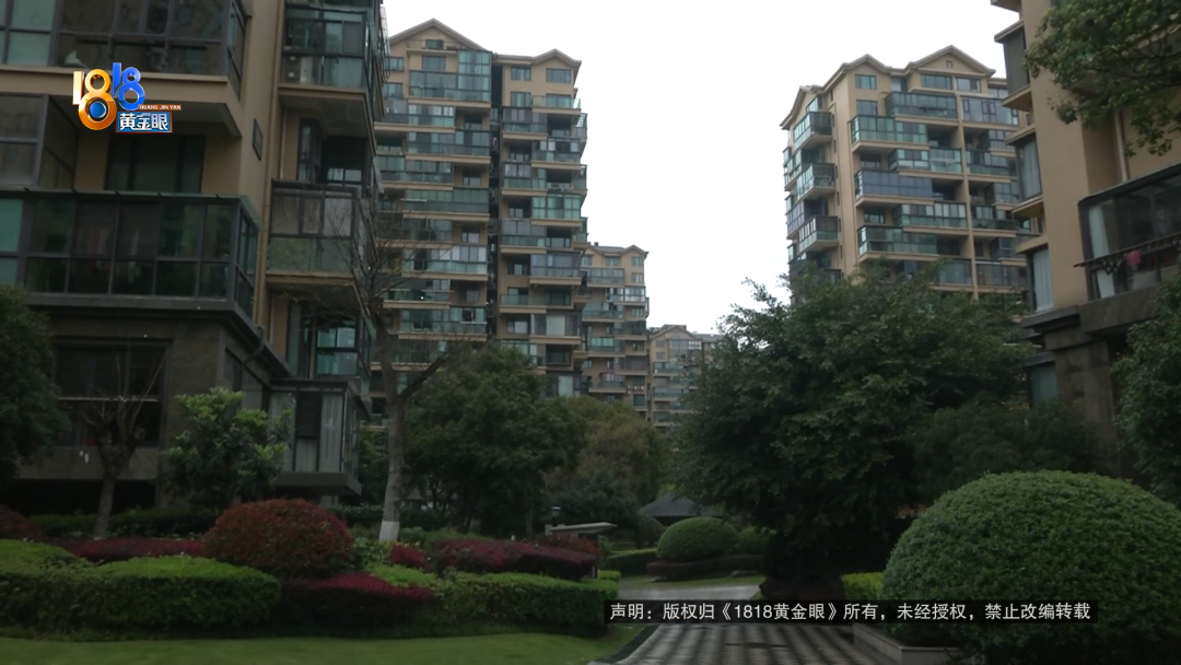 保时捷开出小区，这件事让车主哭笑不得
