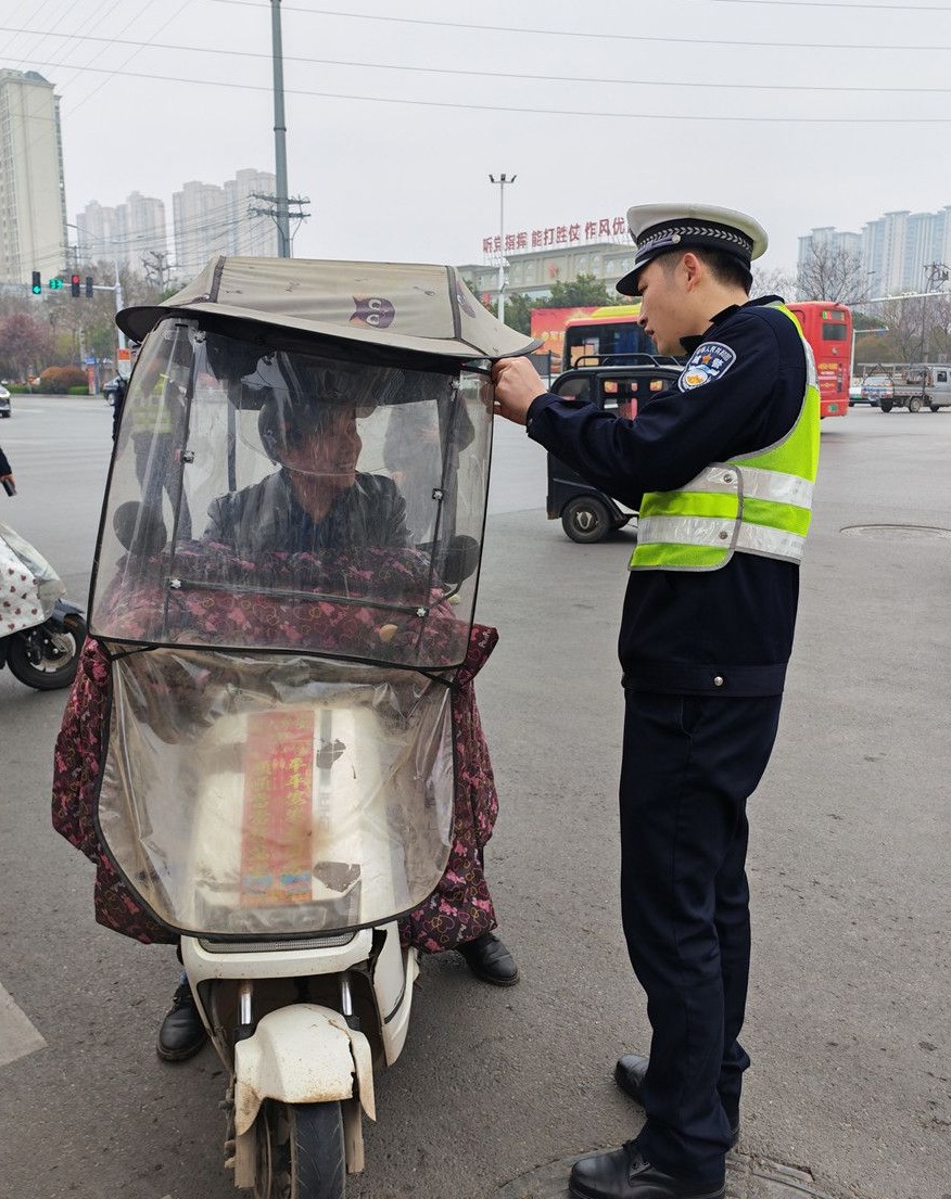 电动车违规加装车篷？拆除