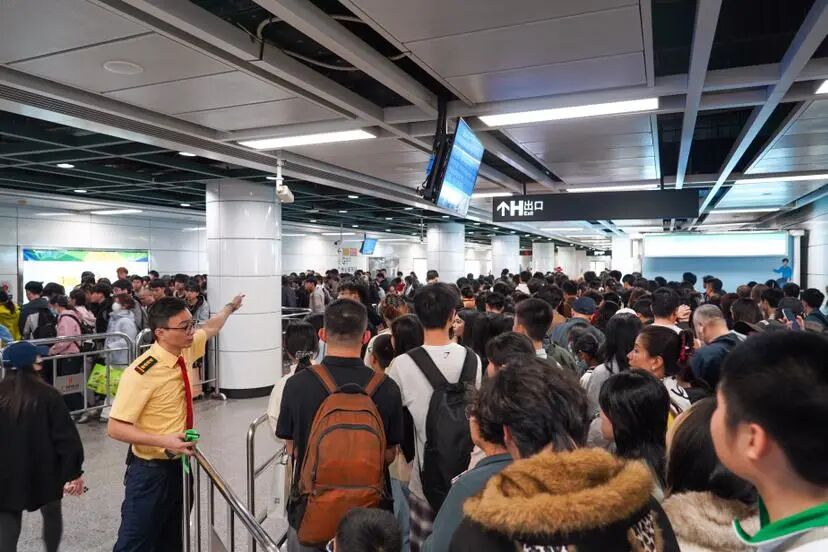 从单线来看，2025年线路日均客运强度最高的前三位都在广州，分别是：