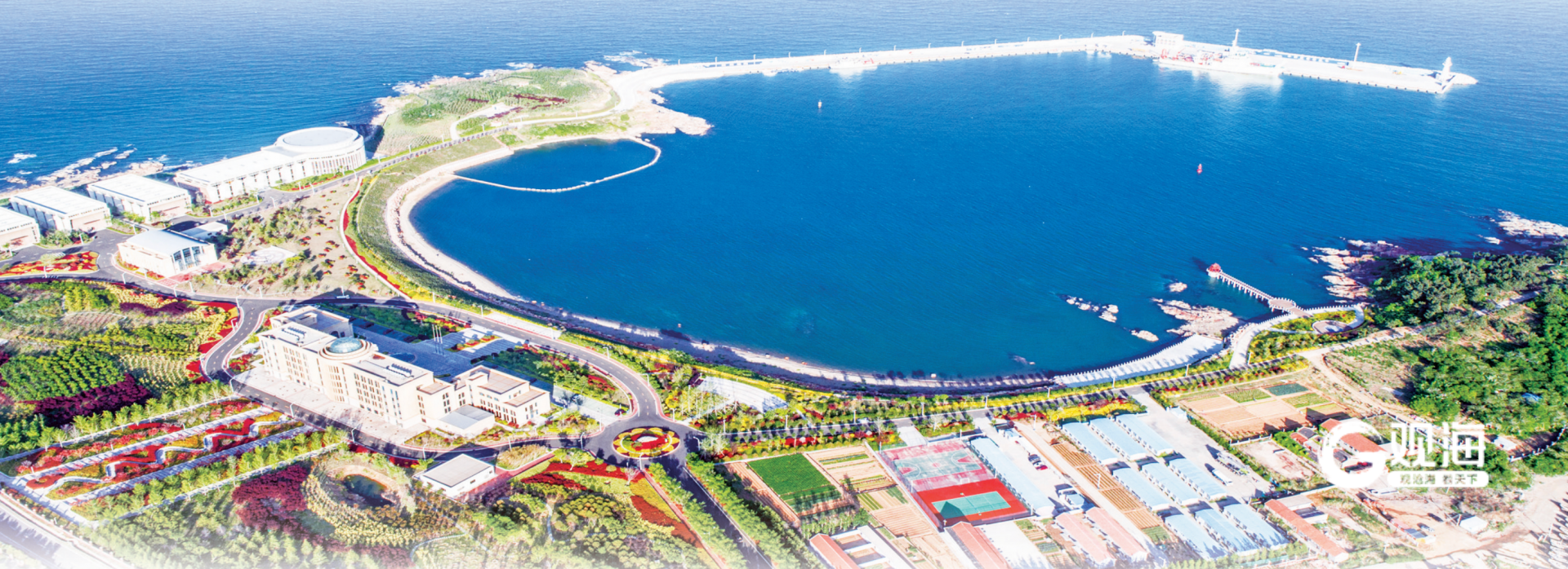 航拍青岛蓝谷沿海一线。