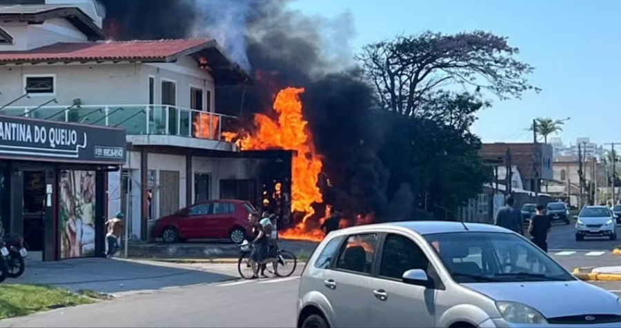 巴西一架小型飞机坠毁 暂无人员伤亡