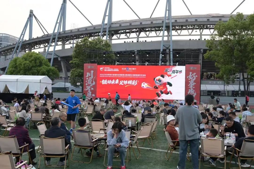 川超“榜一大哥”战“九妹儿”！场内比技术，场外拼美食，足球主题乐园氛围感拉满！