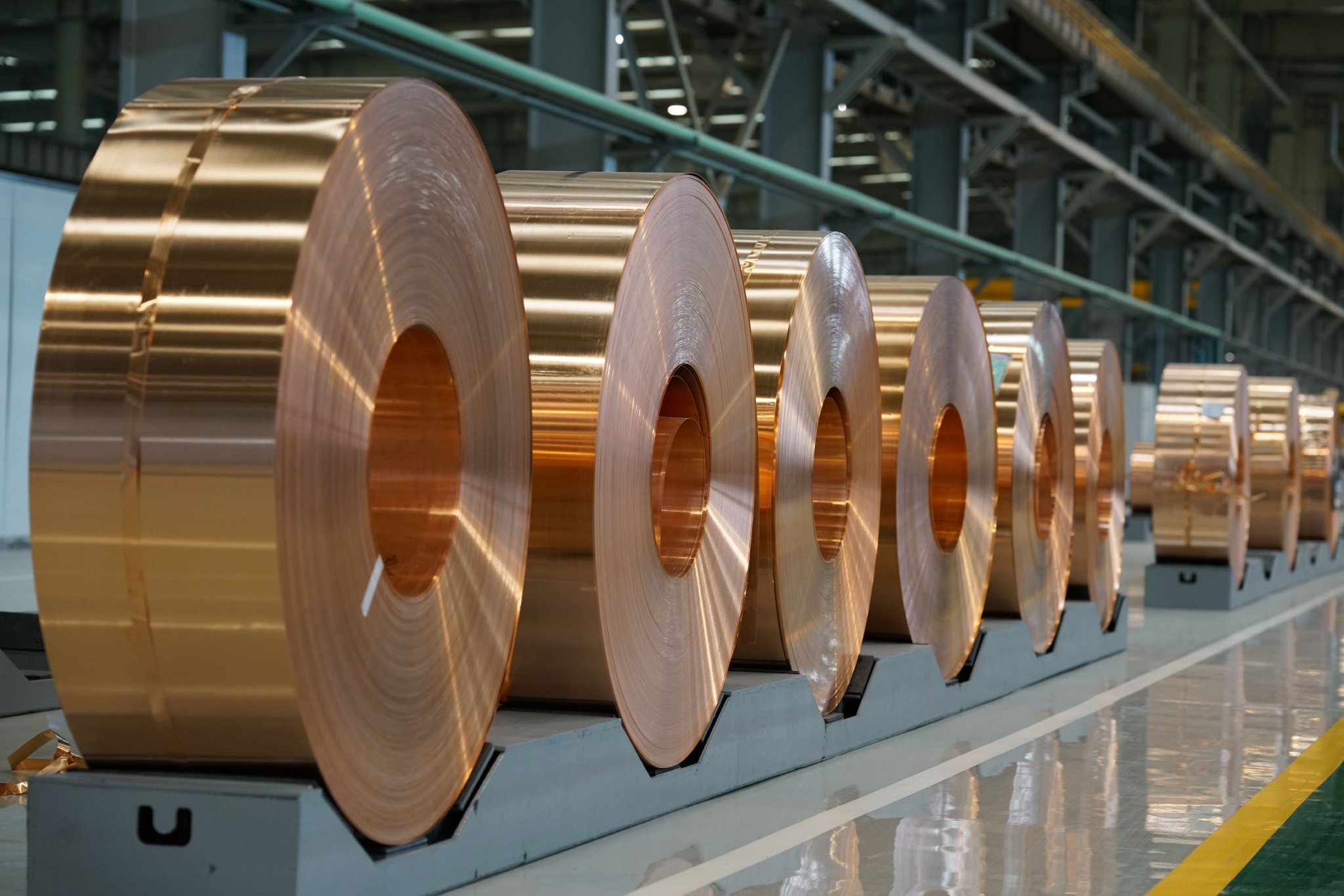金川镍都实业有限公司高精铜带事业部内，泛着金属光泽的超薄纯铜带材缓缓下线。（受访者供图）