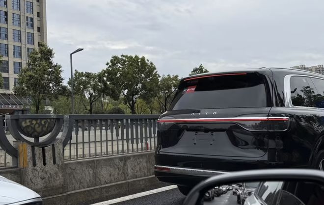 尺寸更大、智驾更强，还有尊界S800设计下放？新问界M9太狠了！