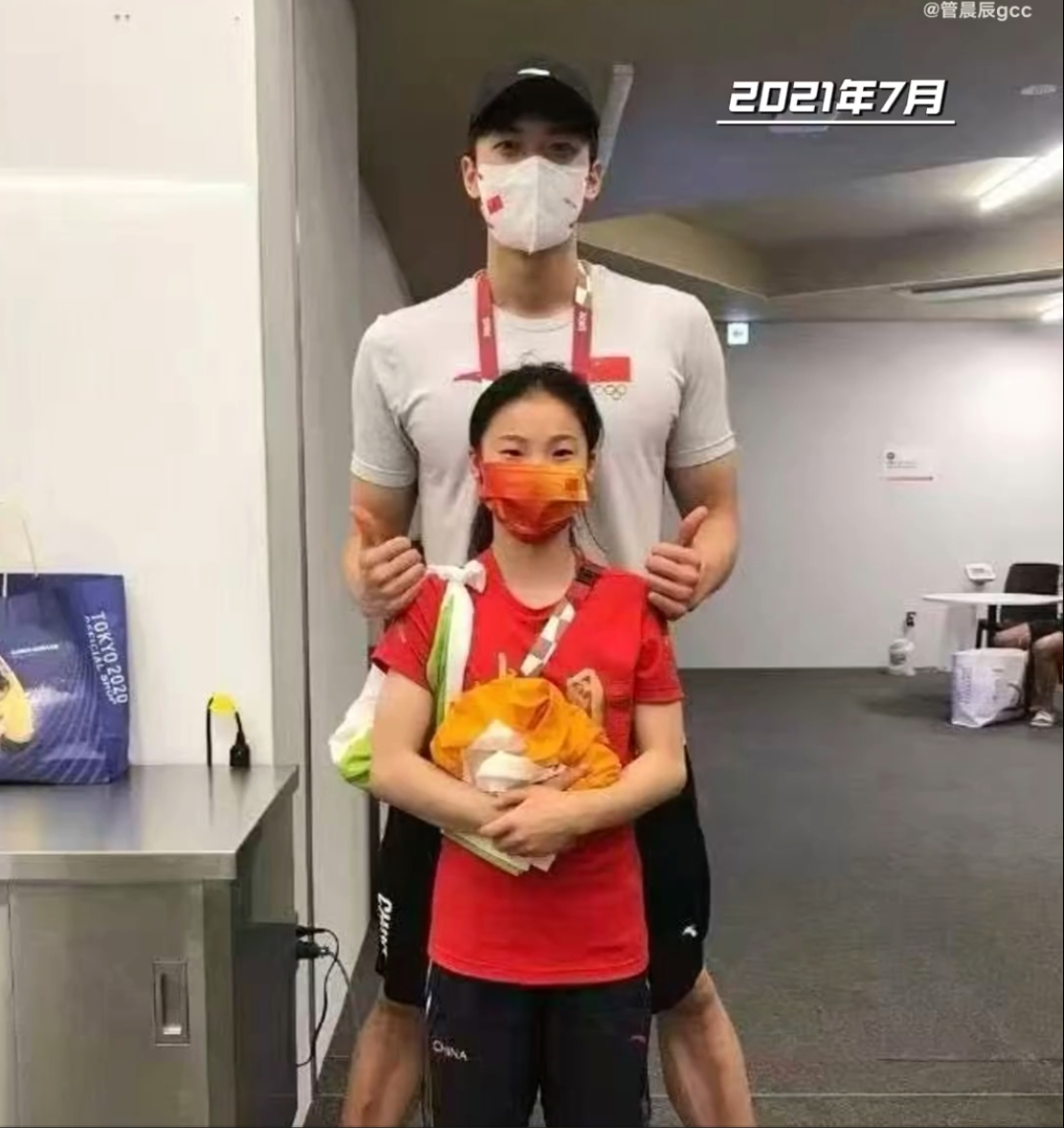 在“吴越杯”相遇，汪顺和管晨辰再同框！连续多年同款姿势，曾称“最萌身高差”