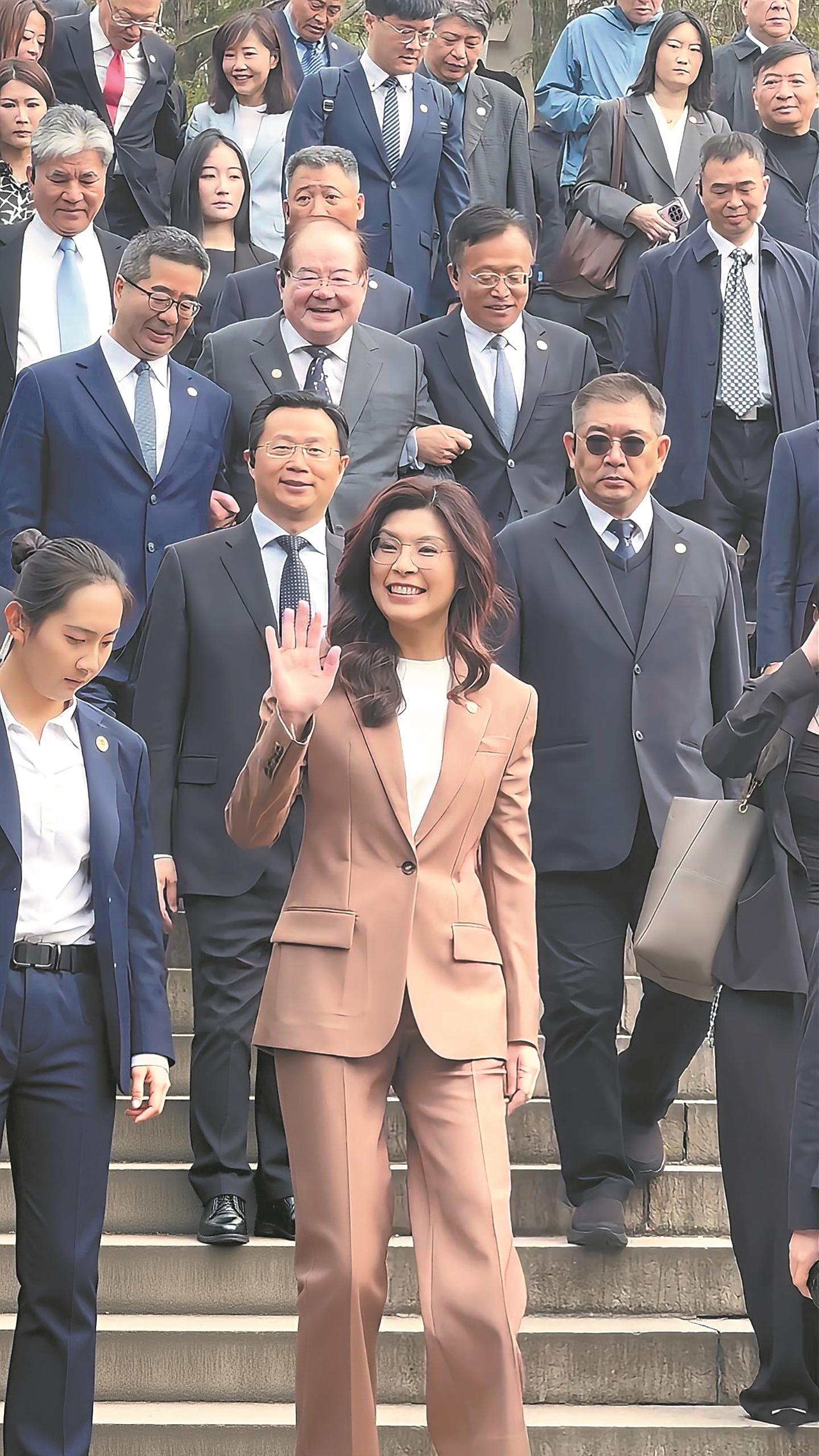 中国国民党主席郑丽文率访问团拜谒南京中山陵