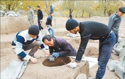 中烏聯合考古隊隊員在明鐵佩遺址考古現場開展工作。中國社會科學院考古研究所中亞考古隊供圖