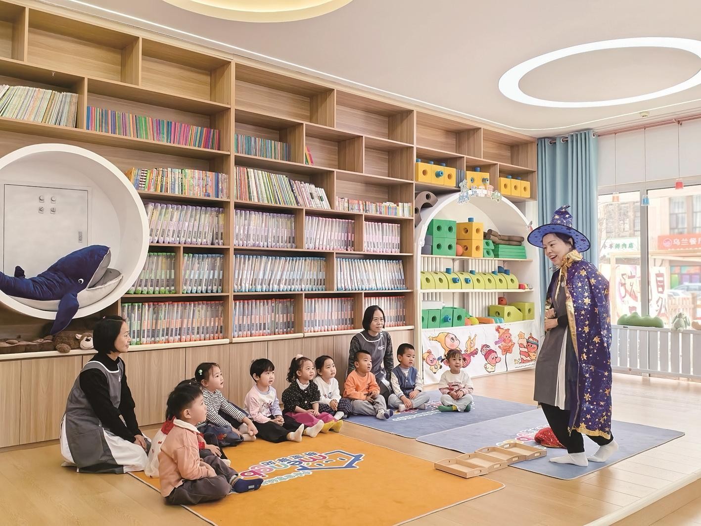 老師和孩子們一起做遊戲。