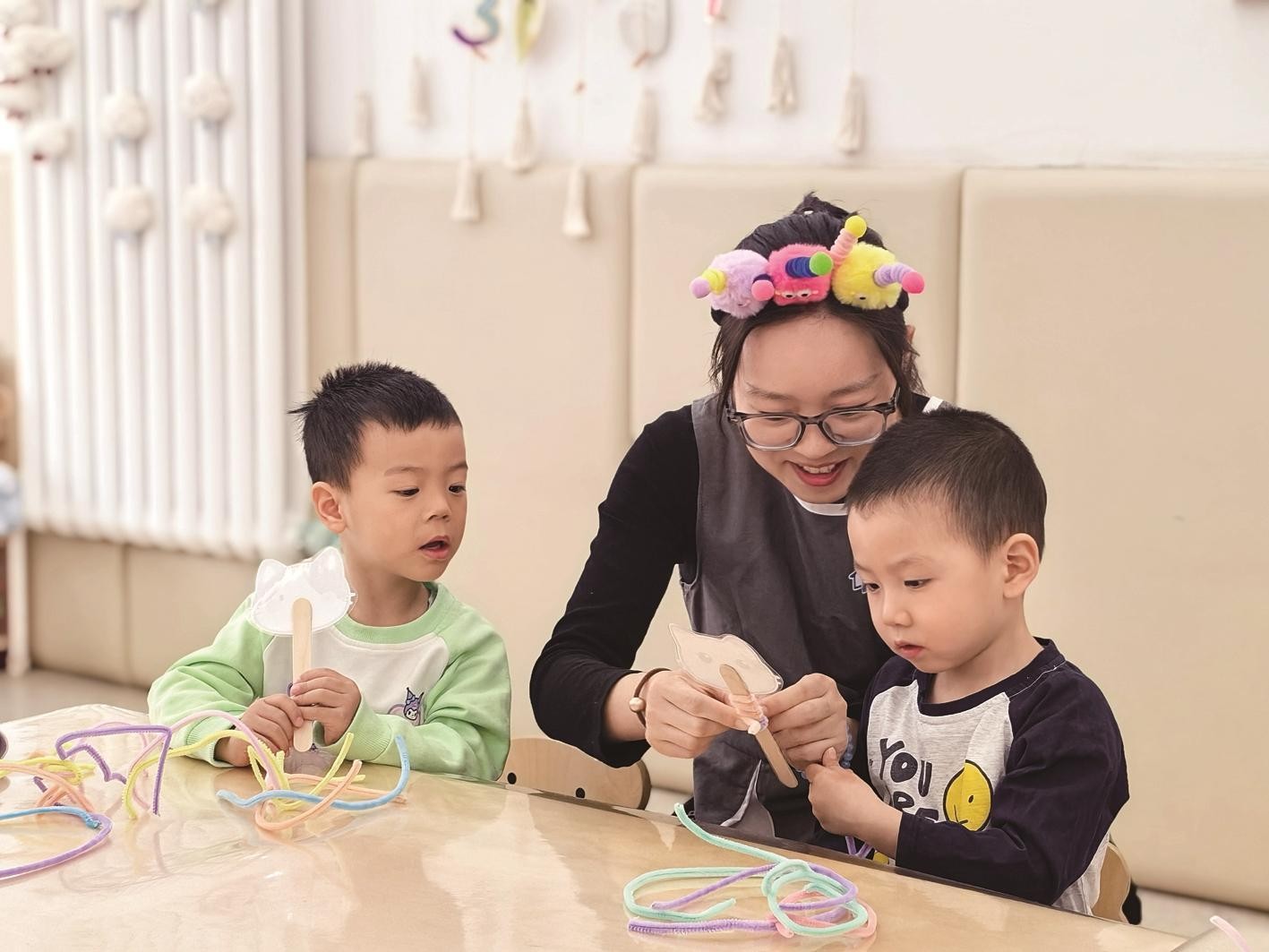 老師指導孩子們做手工。