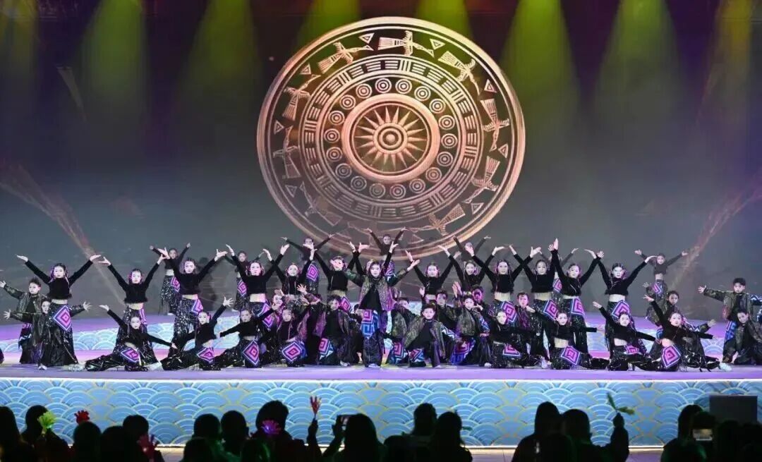 2026年百色春晚街舞和新民歌表演。周福寧 攝(圖源:百色融媒)