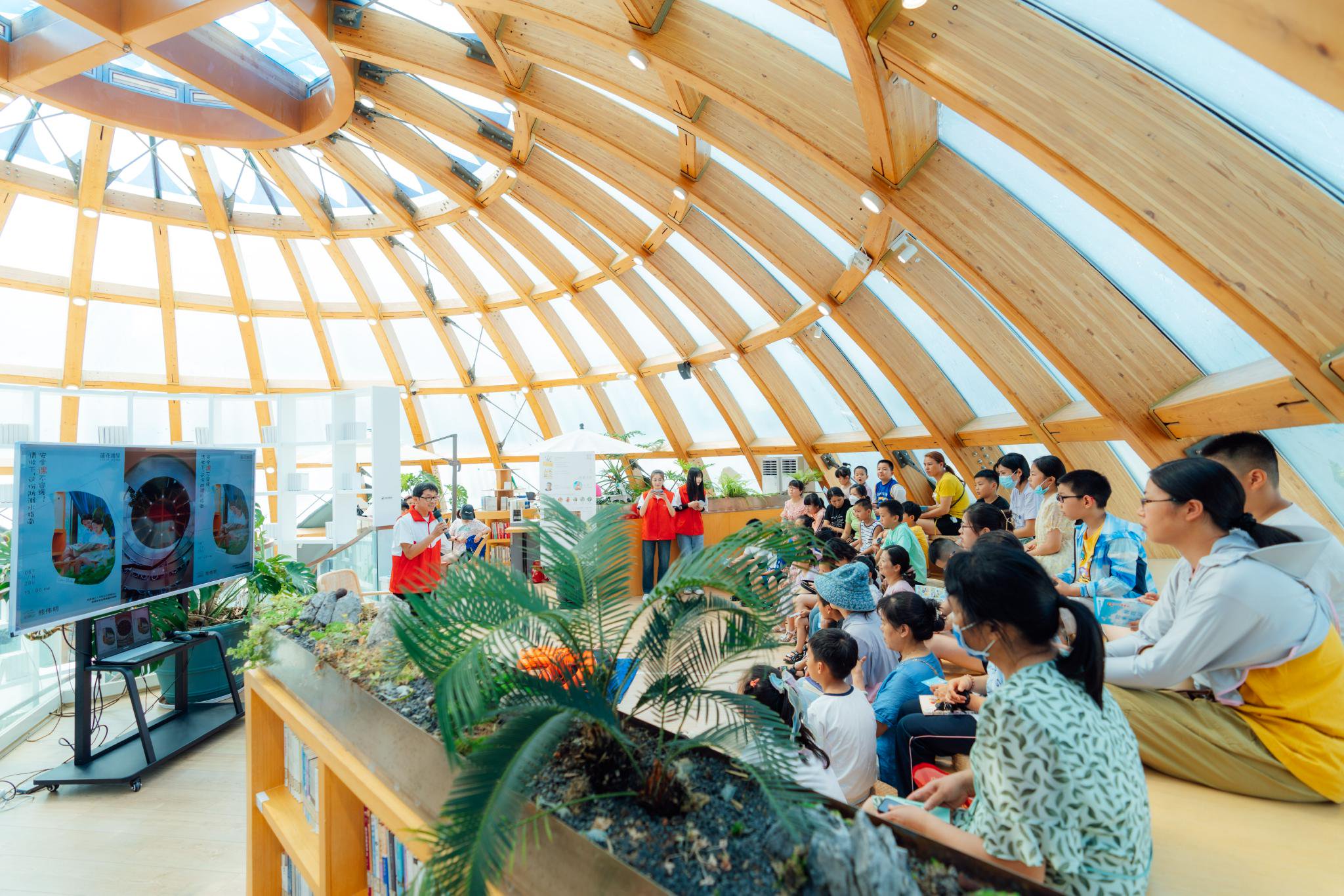 ▲2025年6月，誌願者在蓮花書屋進行「聲音頻道」千古巫師蘇軾-《江城子》朗誦活動。