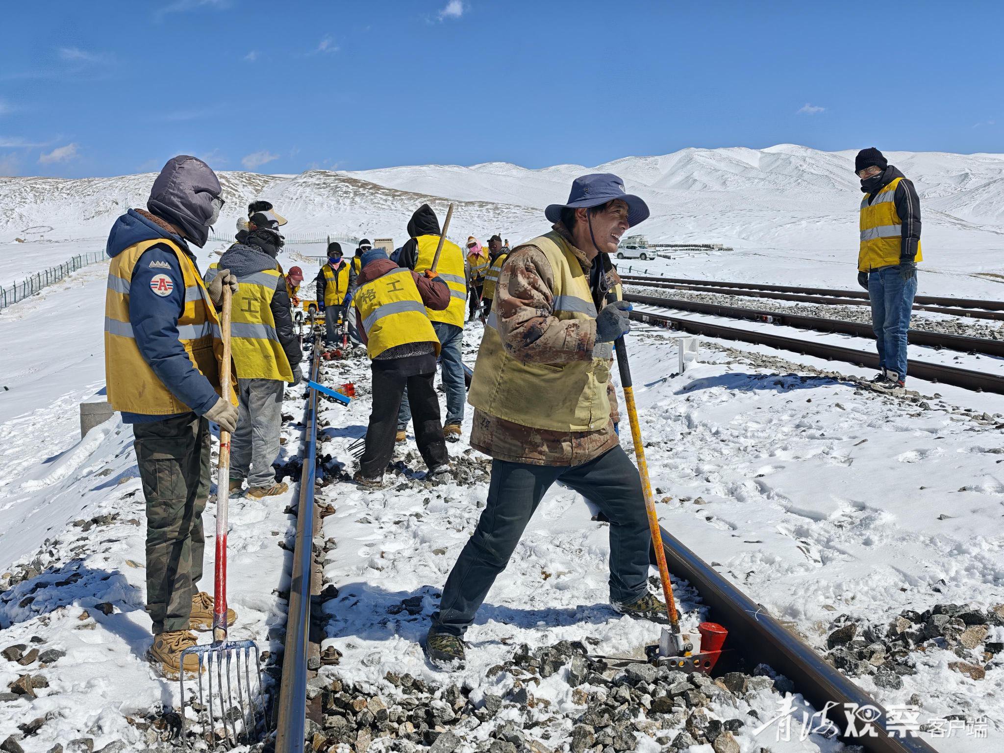 大機搗固車在雪域線路作業。 通訊員 許煒 攝