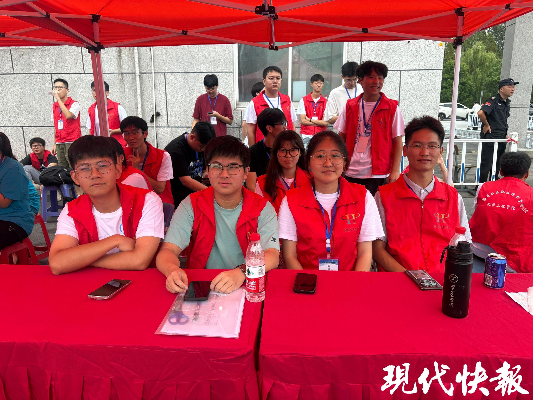 左一為戈成奕凡