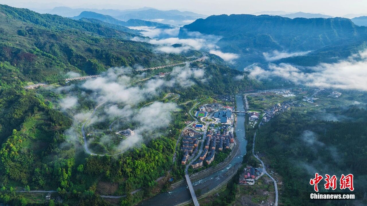 雲霧繚繞的貊貊家園。柯尊軍 攝