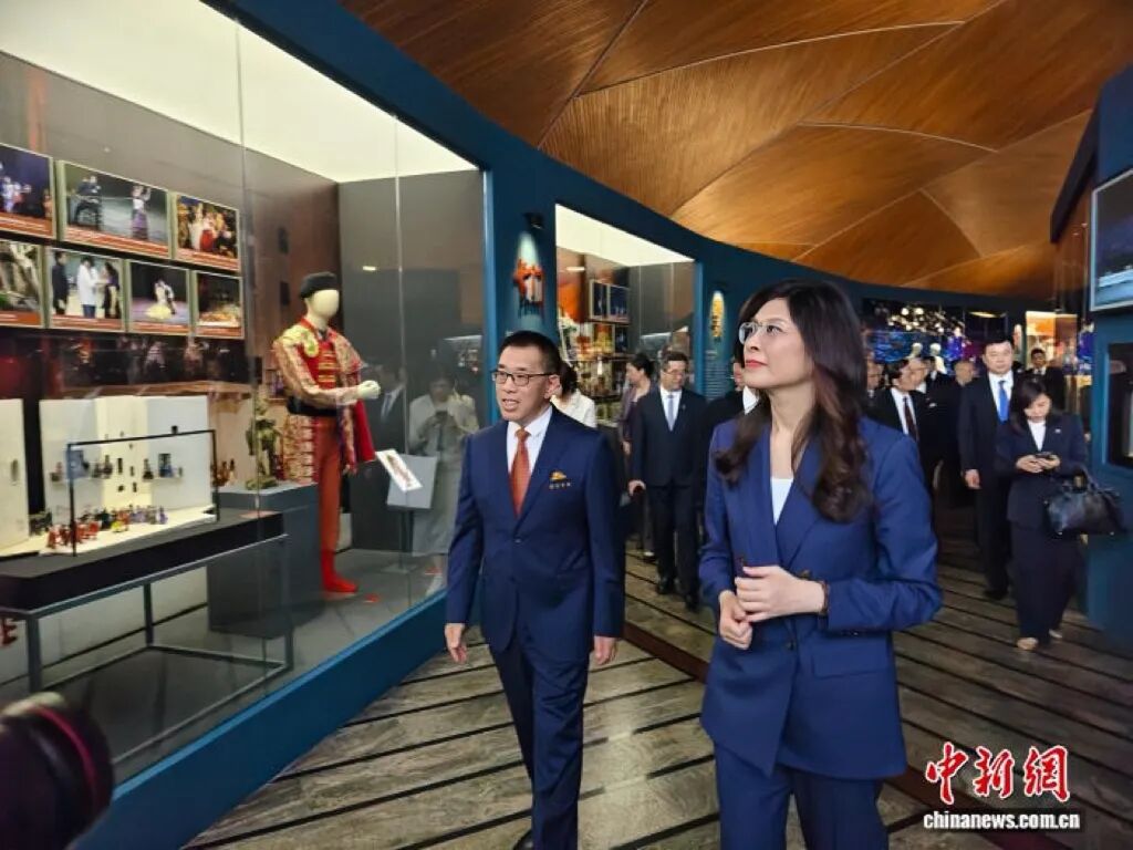 郑丽文一行参访国家大剧院，一眼认出民族舞剧红楼梦剧照