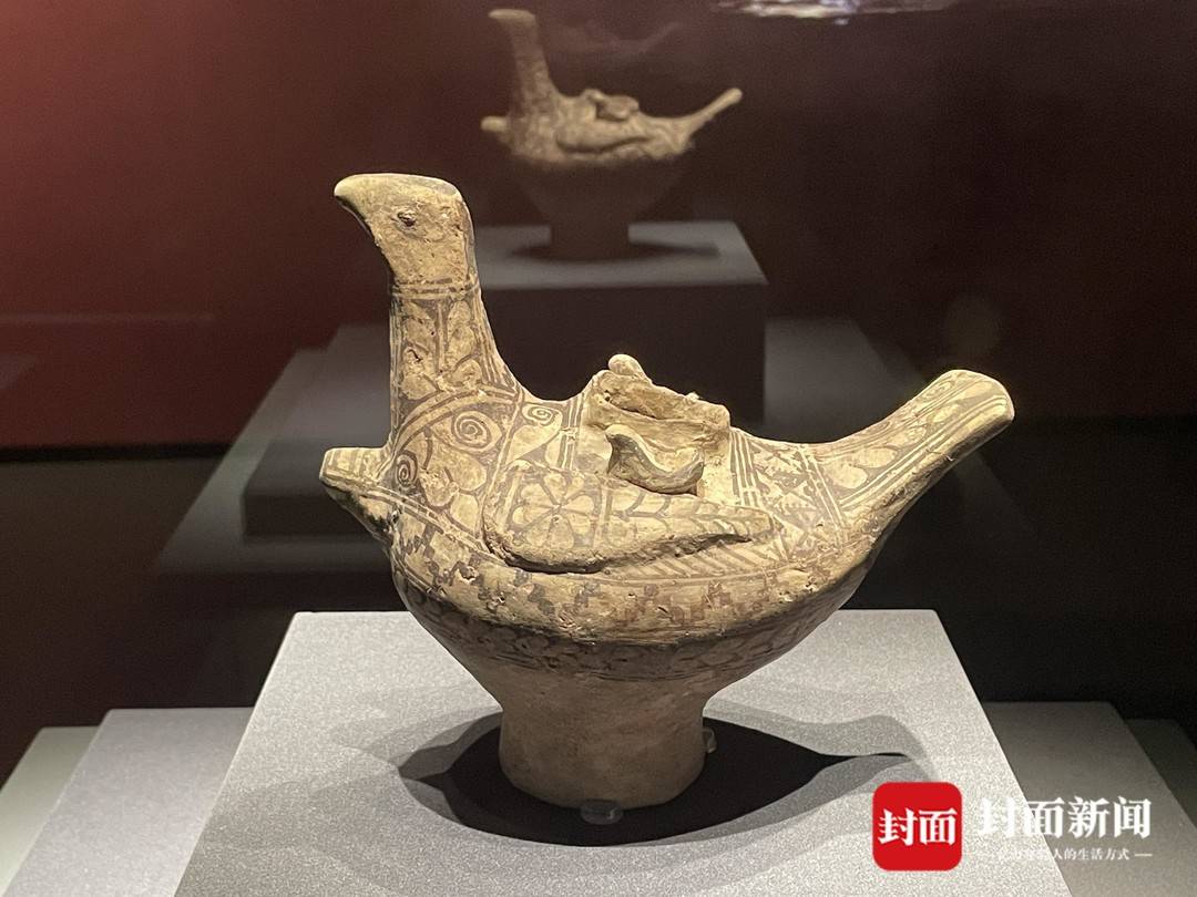 展出的鳥形來通杯 攝影 李雨心