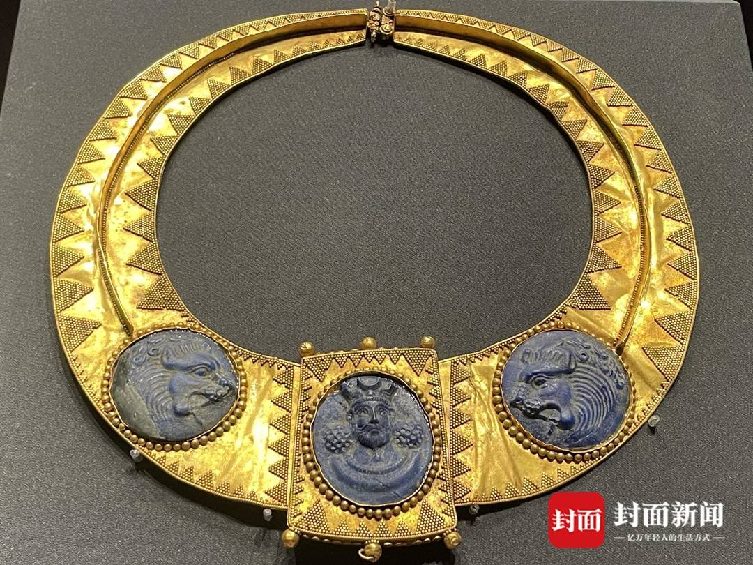 展出的青金石飾黃金項圈 攝影 李雨心