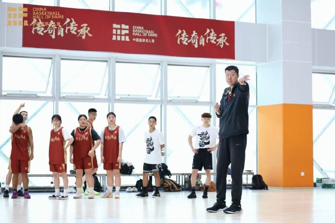 中国篮球名人堂公益训练课 王治郅&巴特尔&吴庆龙以经验传承热爱
