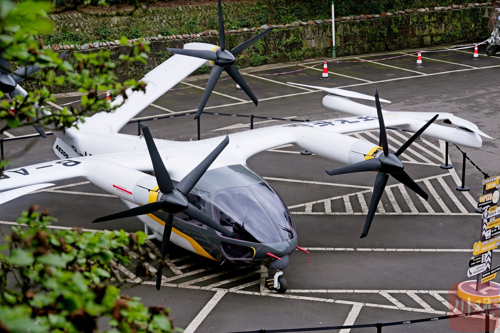 电动垂直起降飞行器（eVTOL）AE200。
