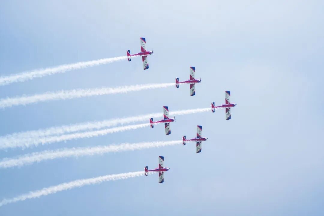4月11日上午，第四届全国轻型飞机锦标赛暨航空游牧季·飞行嘉年华在清城区开幕。清远日报记者 刘淑芳 摄