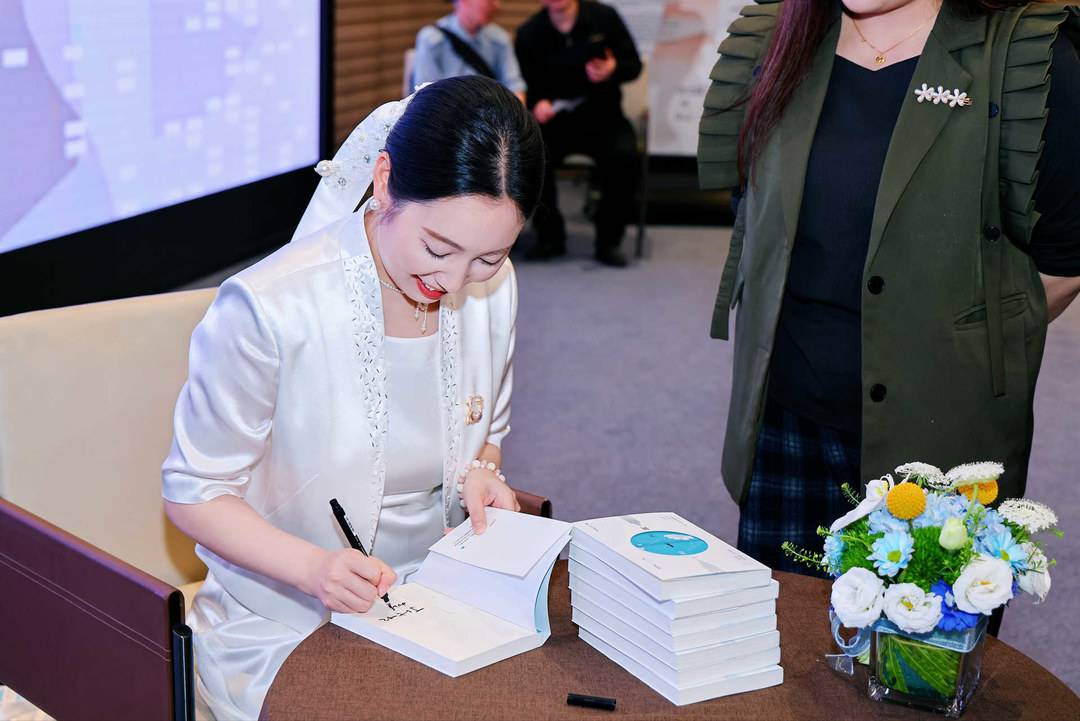 梅裁雪為讀者簽數