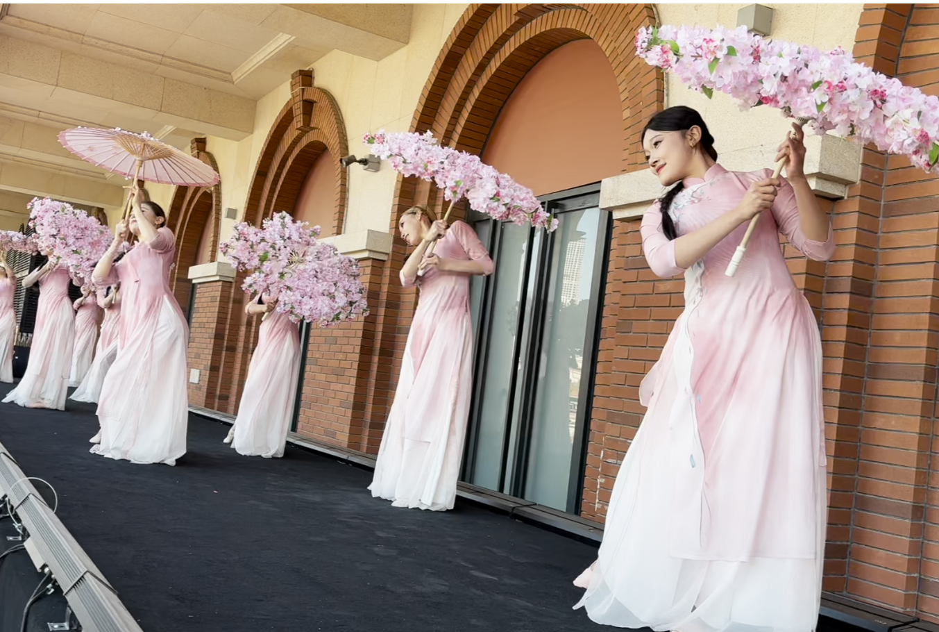 舞蹈「海棠朵朵」在民園廣場上演（央廣網發 和平區供圖）