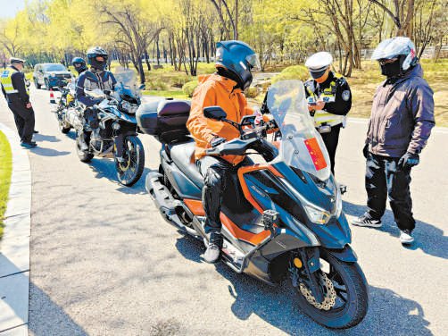 摩托车主擅改排气系统藏隐患