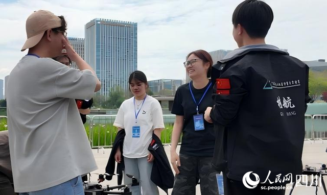 候场参赛团队讨论战术中。人民网 袁曼倪摄