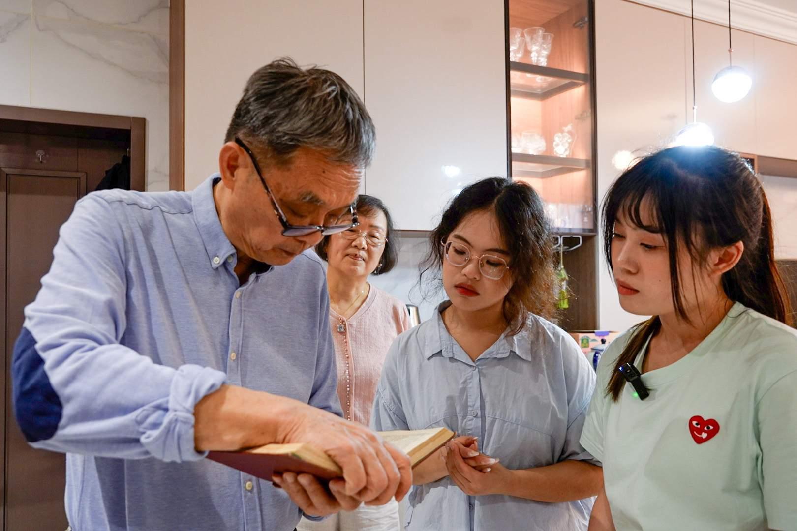 吳傑明展示父親吳壯達編撰的最後一本書《台灣省地名詞典》。胡讚威 攝