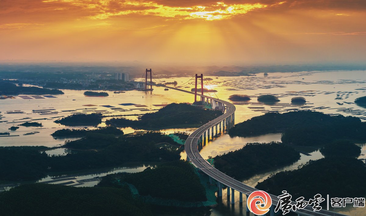 晚霞下的欽州市龍門大橋與紅樹林。梁聖然 攝