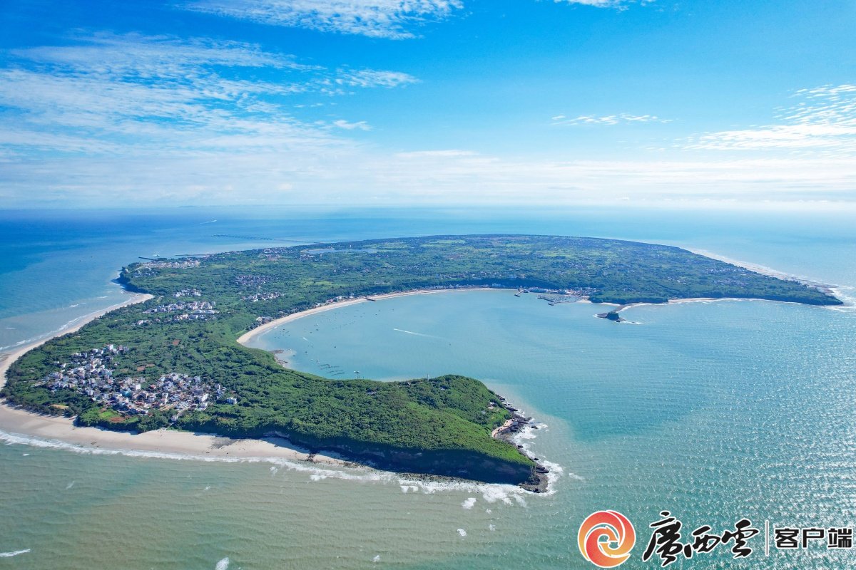 俯瞰潿洲島,宛如一頭巨鯨浮在海面上。北海市生態環境局 供圖