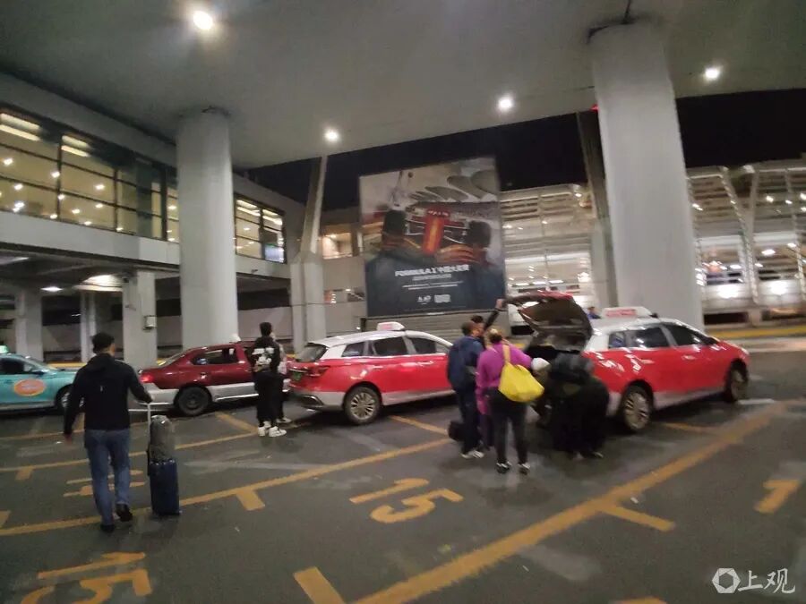上海市民反映：在浦东机场打车遭甩客卖客！司机中途提前抬表，发票随便开，有人因路远被拒载！记者暗访揭开背后门道