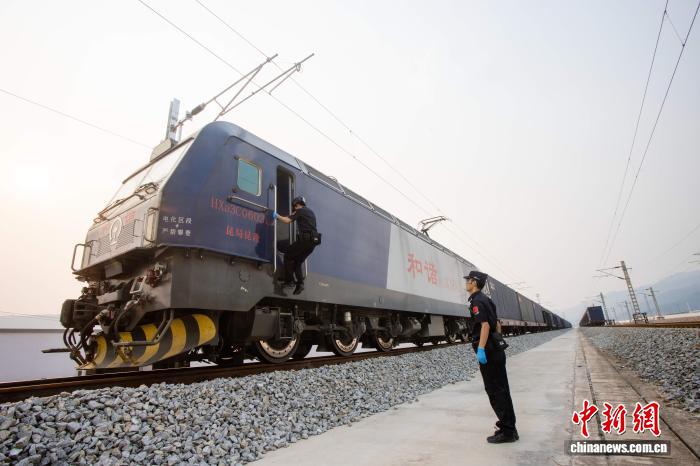 移民管理警察正在對一輛貨運列車進行車體檢查。衛海林 攝