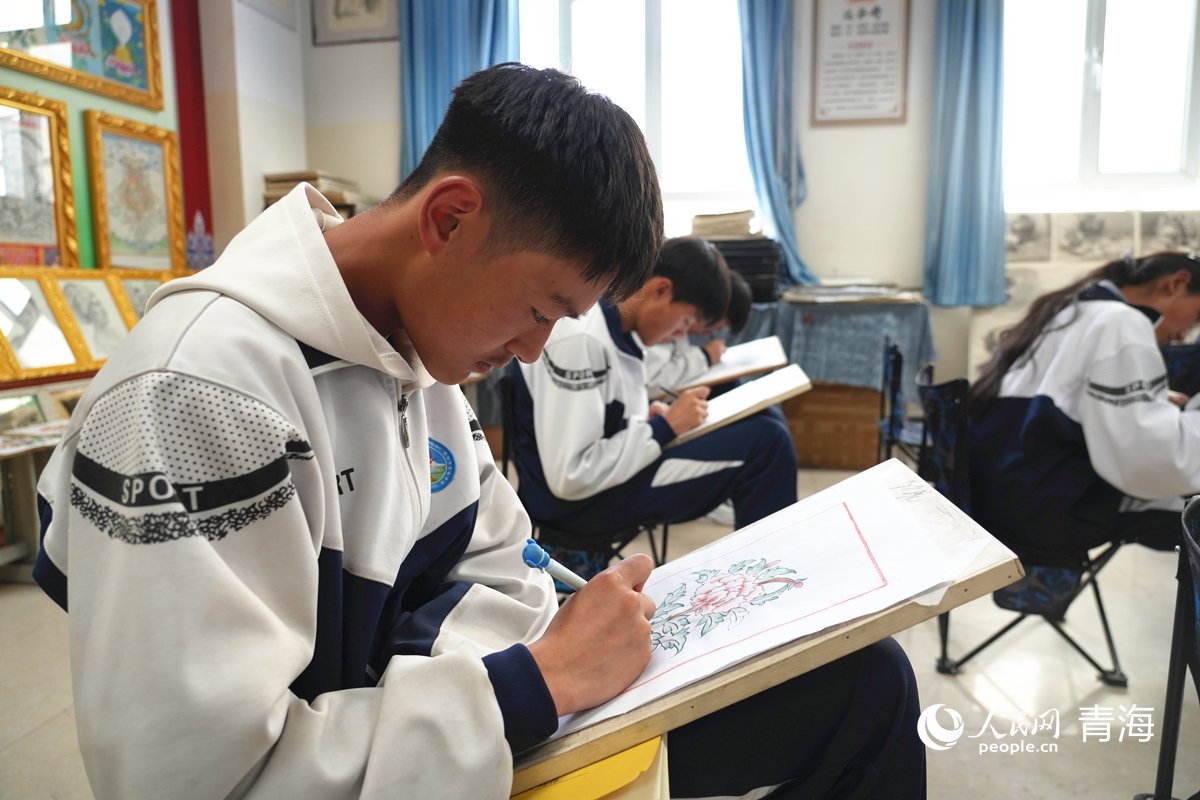 同仁市第一民族中學學生學習繪畫。人民網記者 楊啟紅攝