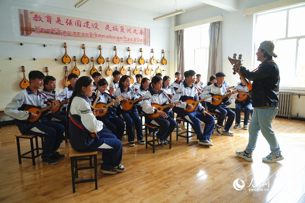 同仁市第一民族中學學生學習彈唱。人民網記者 楊啟紅攝