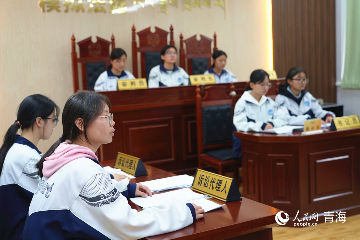 同仁市第一民族中學學生模擬開庭。人民網記者 楊啟紅攝