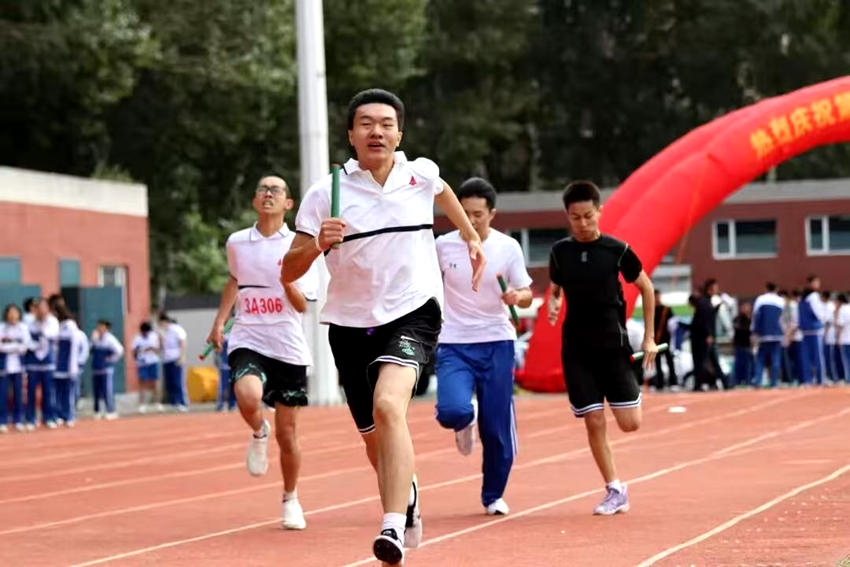 落實政策後，長春市十一高中的學生們以飽滿的情緒投入到生活學習當中。（受訪者供圖）
