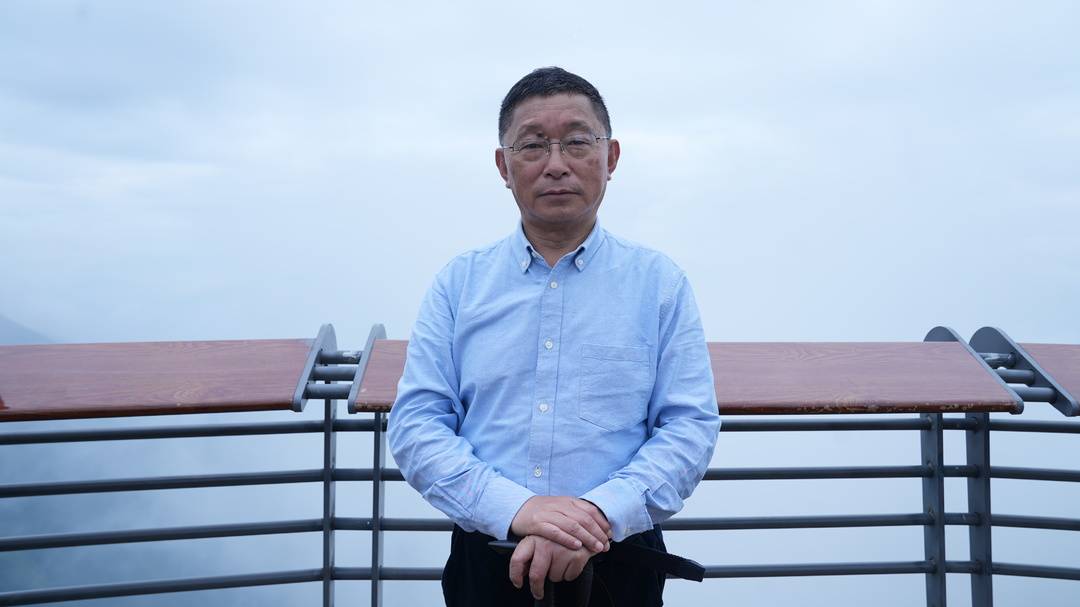 阿來在三峽之巔。何宏傑 攝